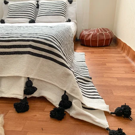 Plaid Traditionnel fait main à Pompoms avec 2 coussins