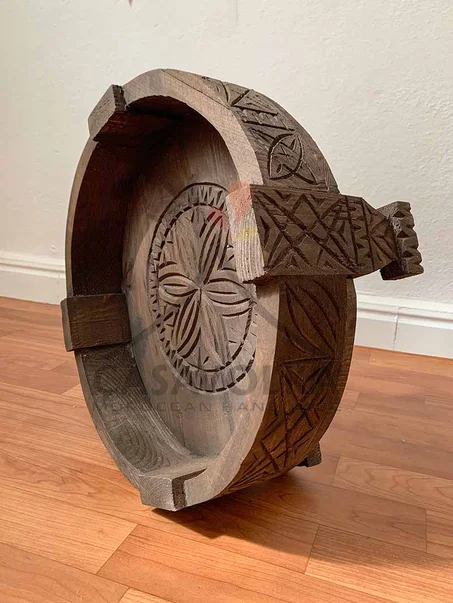 Table basse berbère en bois motifs ciselés