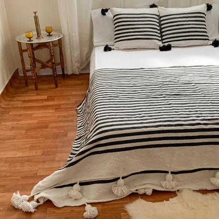 Plaid Traditionnel fait main à Pompoms avec 2 coussins