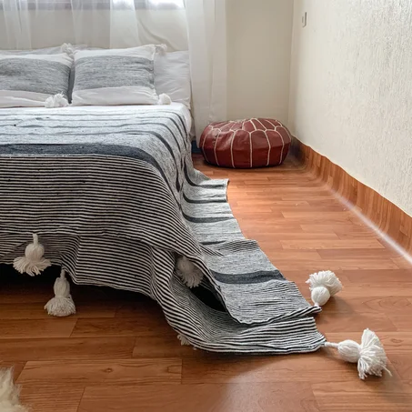 Plaid Traditionnel fait main à Pompoms avec 2 coussins