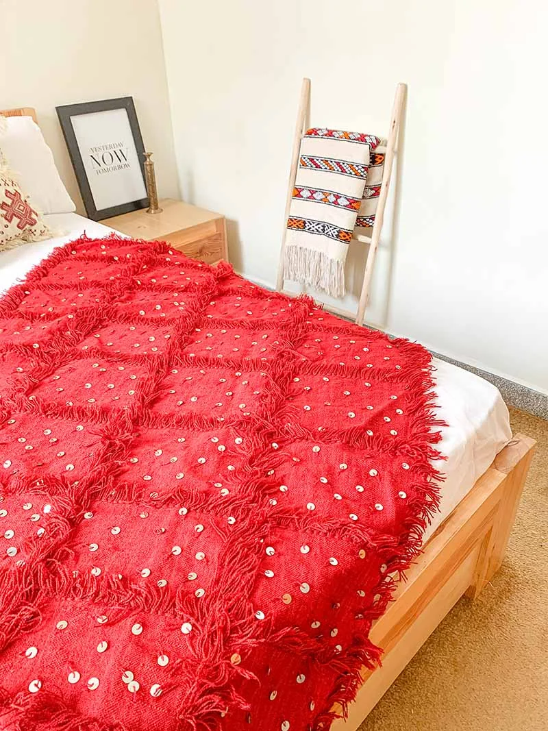 Housse de coussin en laine vierge blanche avec pompon | Marrakech deco