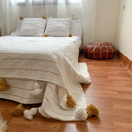 Plaid Traditionnel fait main à Pompoms avec 2 coussins