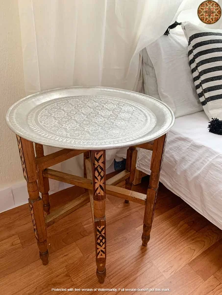 Table en laiton avec pieds en bois