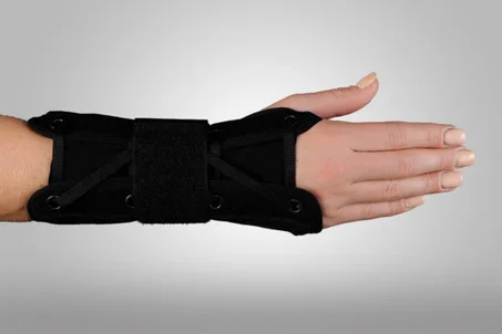 Attelle pour poignet ajustable en tissu maillé