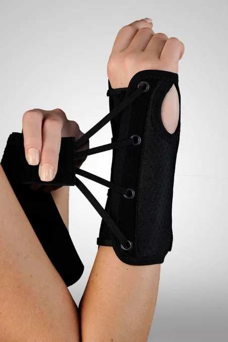 Attelle de poignet à lacets