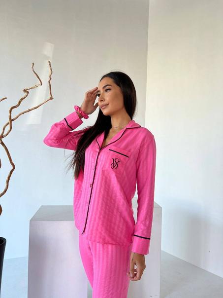 اكتشفي جوهر الاسترخاء والأناقة مع بيجامتنا الساتان!