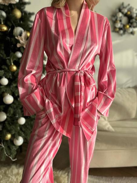 دللي نفسك بالرفاهية والراحة التي تستحقينها مع بيجامة الساتان.