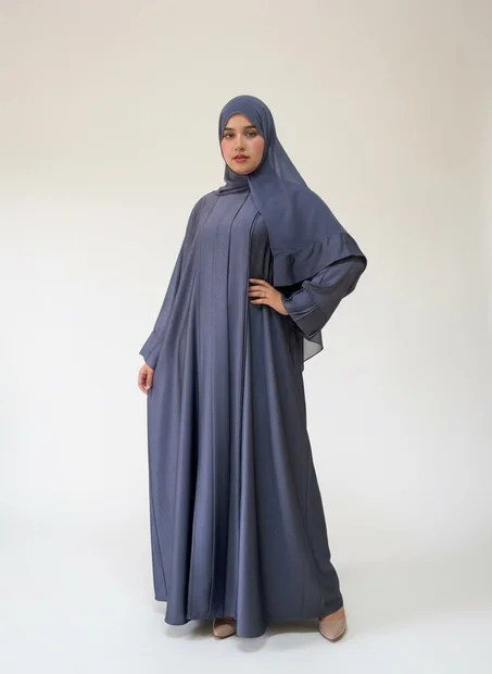 عباية راقية بقَصّة مريحة، مرفقة بفولار متناسق.