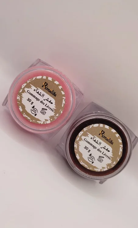 مقشر شفاه طبيعي