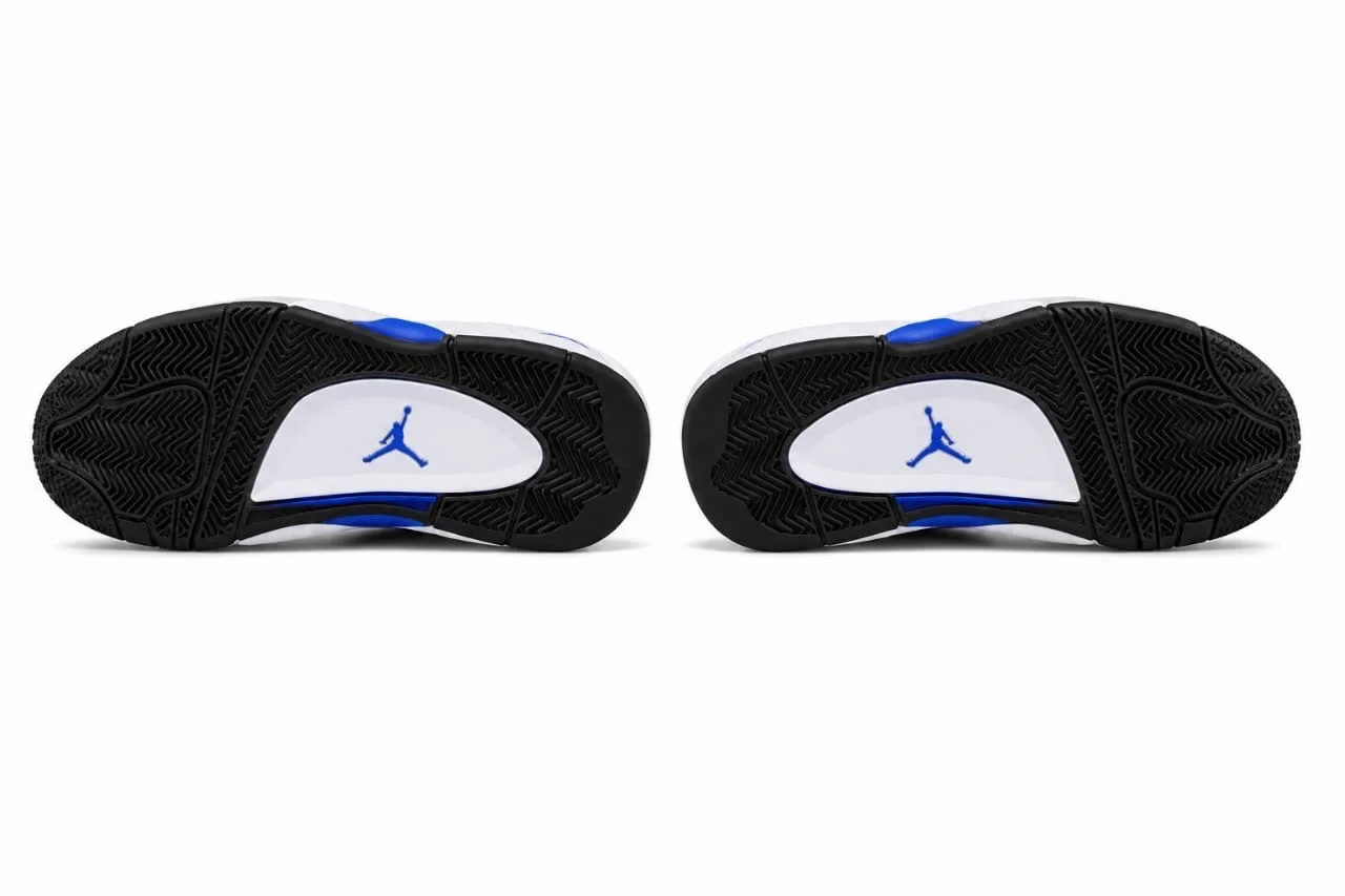 Jordan Trunner Flow, reconnaissables à leur empeigne blanche contrastée par des empiècements latéraux en mesh bleu