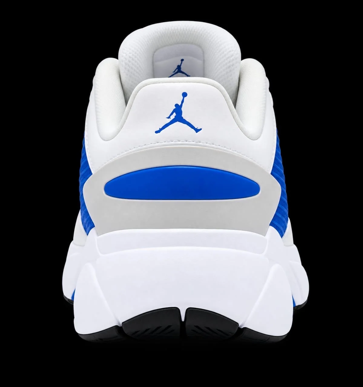 Jordan Trunner Flow, reconnaissables à leur empeigne blanche contrastée par des empiècements latéraux en mesh bleu