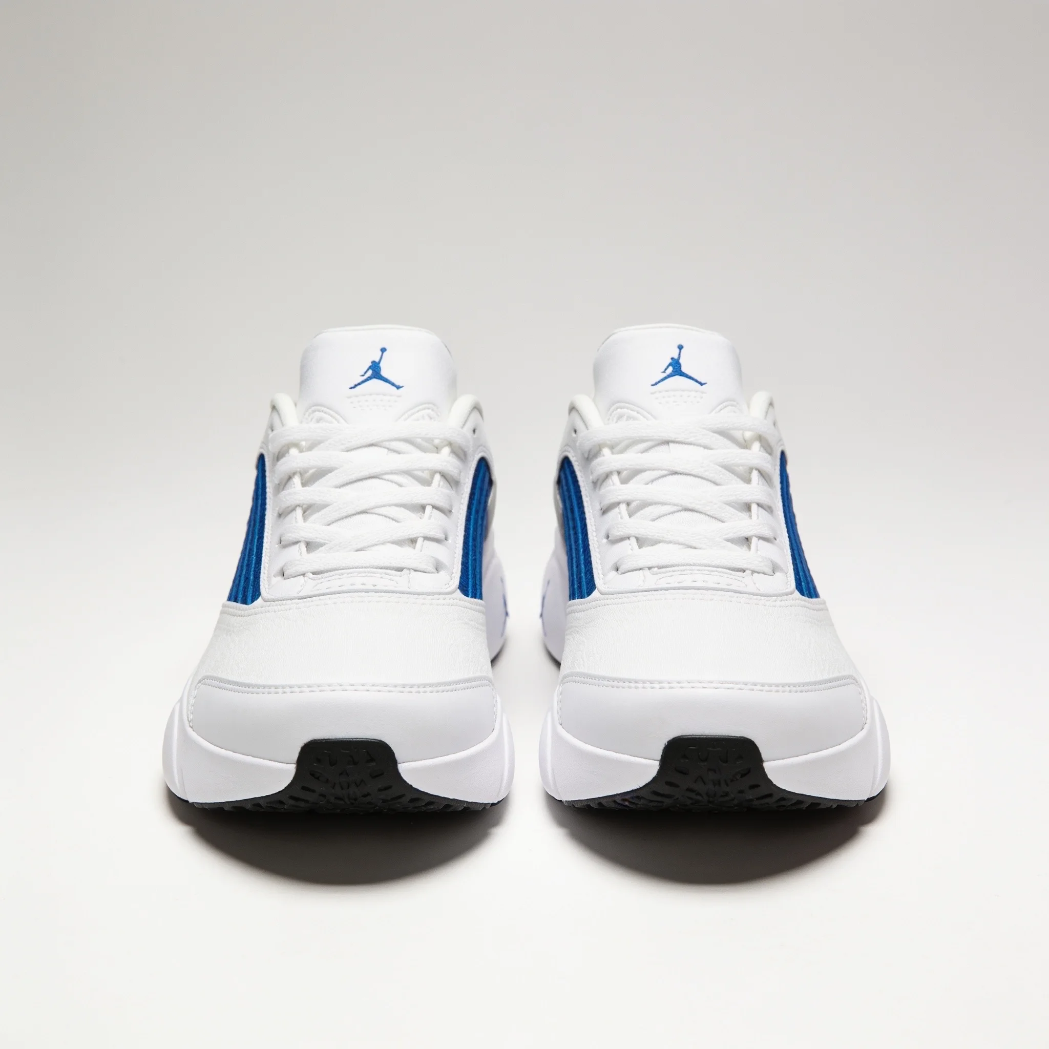 Jordan Trunner Flow, reconnaissables à leur empeigne blanche contrastée par des empiècements latéraux en mesh bleu