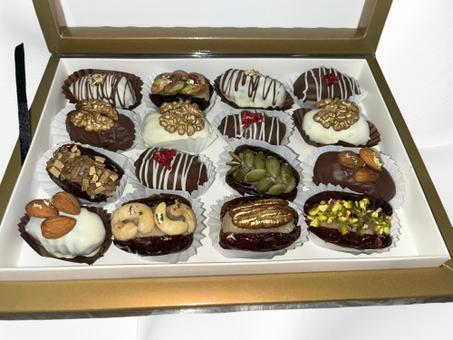 Dattes Majhoul Fourrées au Chocolat et Fruits Secs-1KILO