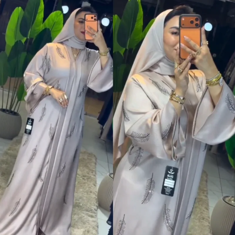 Abaya Égyptienne Royale : L’Éclat du Bronze 🪶 avec plumes en strass