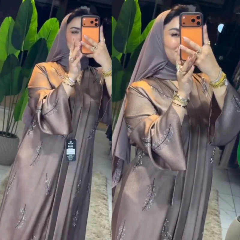 Abaya Égyptienne Royale : L’Éclat du Bronze 🪶 avec plumes en strass