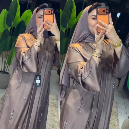 Abaya Égyptienne Royale : L’Éclat du Bronze 🪶 avec plumes en strass