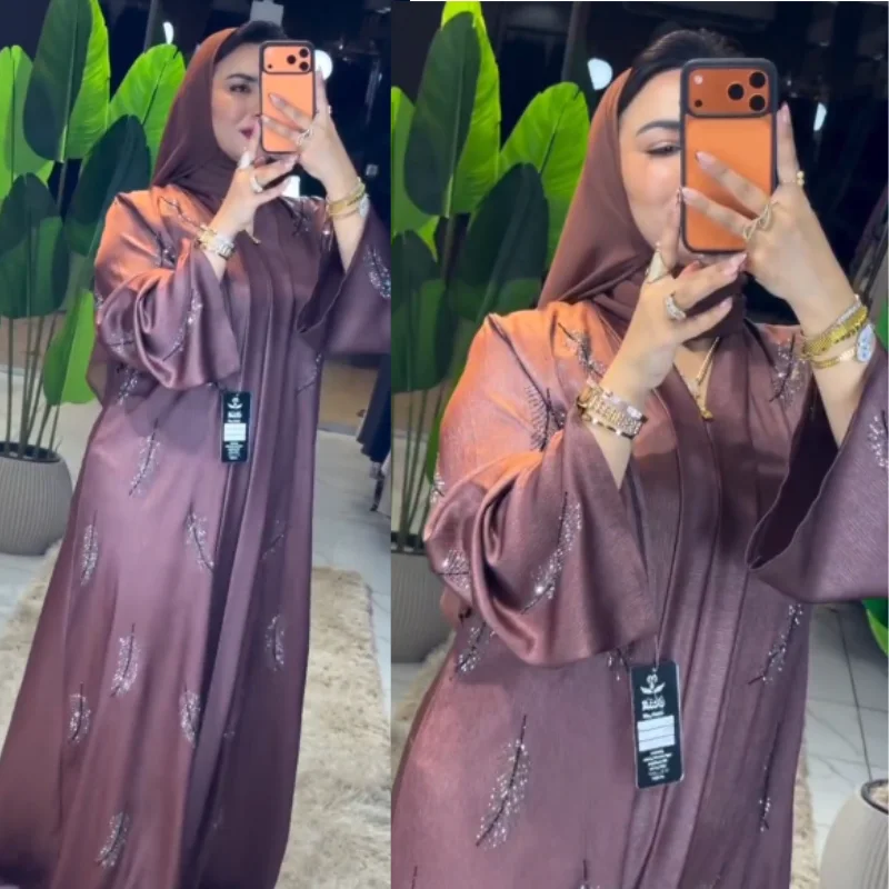 Abaya Égyptienne Royale : L’Éclat du Bronze 🪶 avec plumes en strass