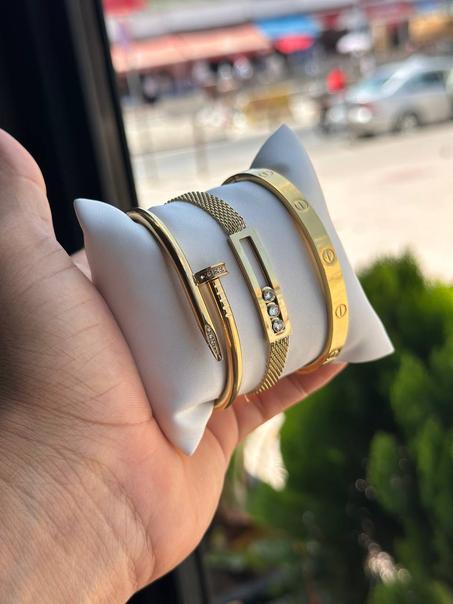 trois bracelets en acier M4