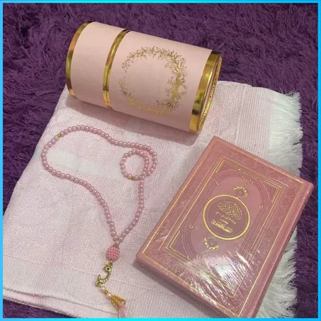 سجادة وسبحة وكتاب قران