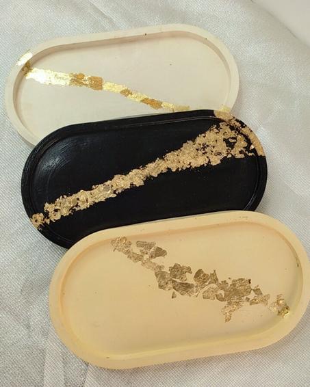 OVAL MARBLE TRAY WITH GOLD