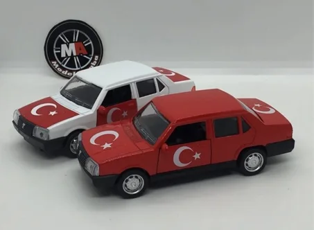 سيارة معدنية بمقياس 1/32 من Can Oyuncak Tofaş Şahin، باللون الأبيض, مع العلم التركي.