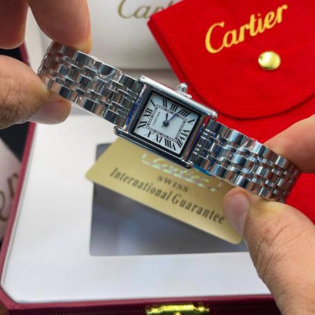 ✨ Cartier Tank Femme – لمسة فخامة على معصمك ✨