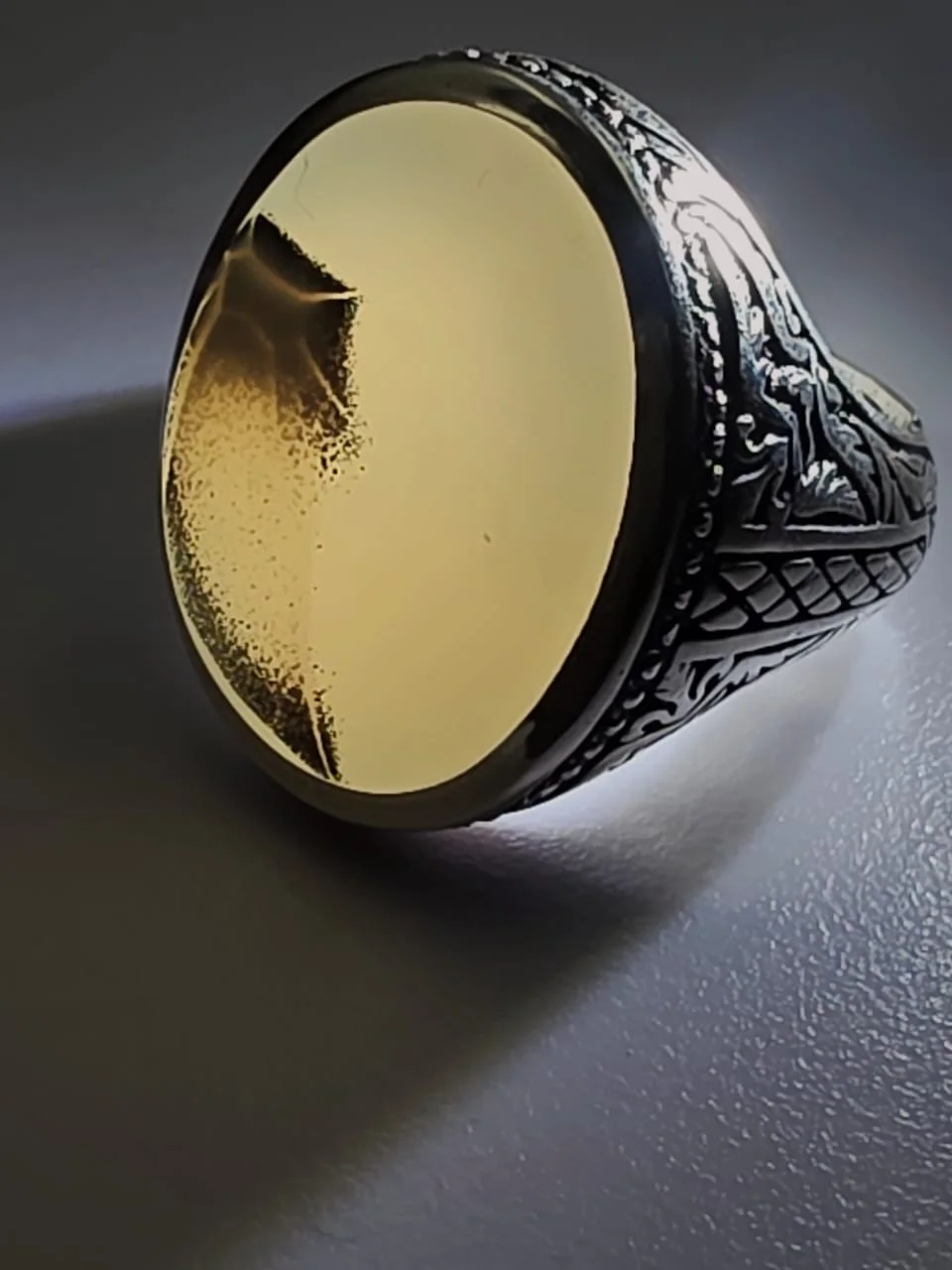 خاتم فضه بحجر عقيق يمني ابيض مصرور