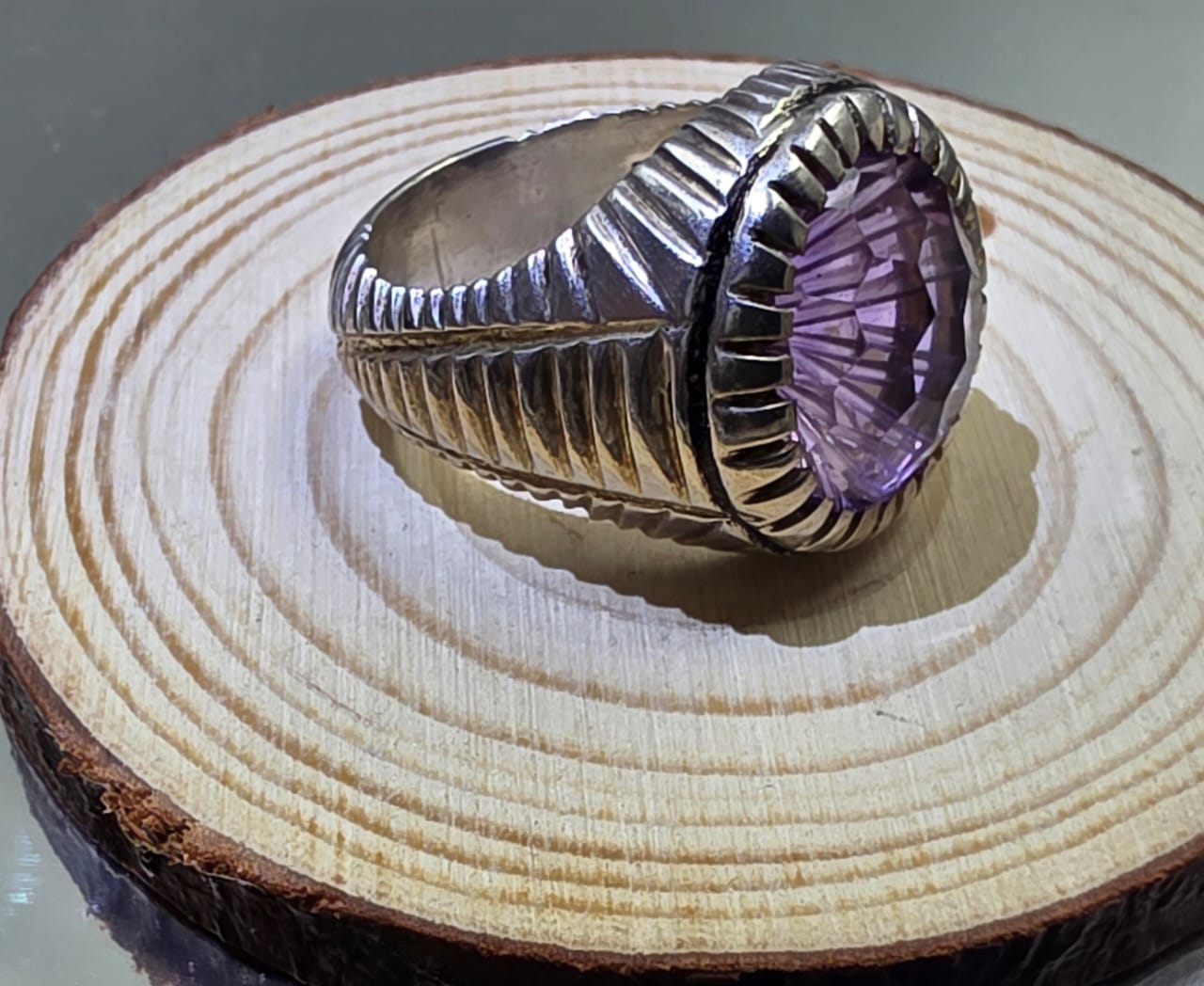 خاتم رجالي فضه بجوهره من حجر الاماتيست تقطيع فاسيت ليزر مميز