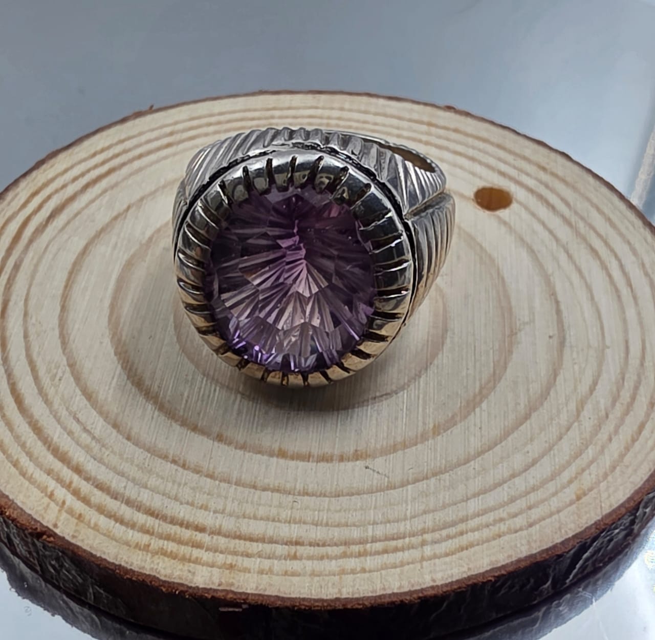 خاتم رجالي فضه بجوهره من حجر الاماتيست تقطيع فاسيت ليزر مميز