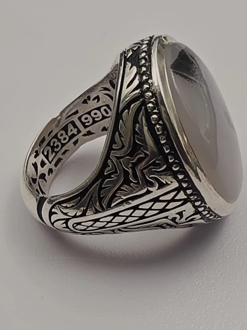 خاتم فضه بحجر عقيق يمني ابيض مصرور