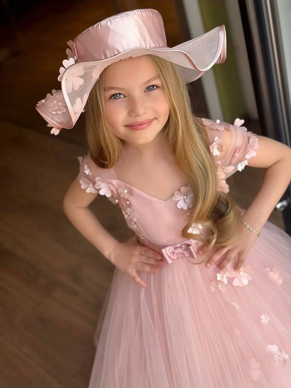 "فستان الحلم الوردي مع قبعة.. أناقة راقية ولمسة كلاسيكية ساحرة!" 🎀👒