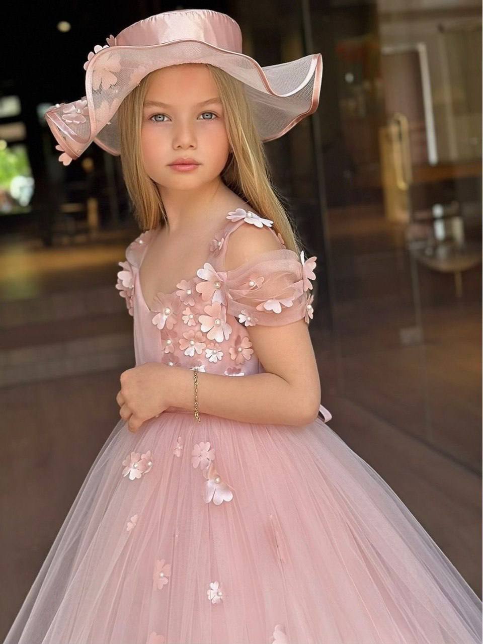 "فستان الحلم الوردي مع قبعة.. أناقة راقية ولمسة كلاسيكية ساحرة!" 🎀👒