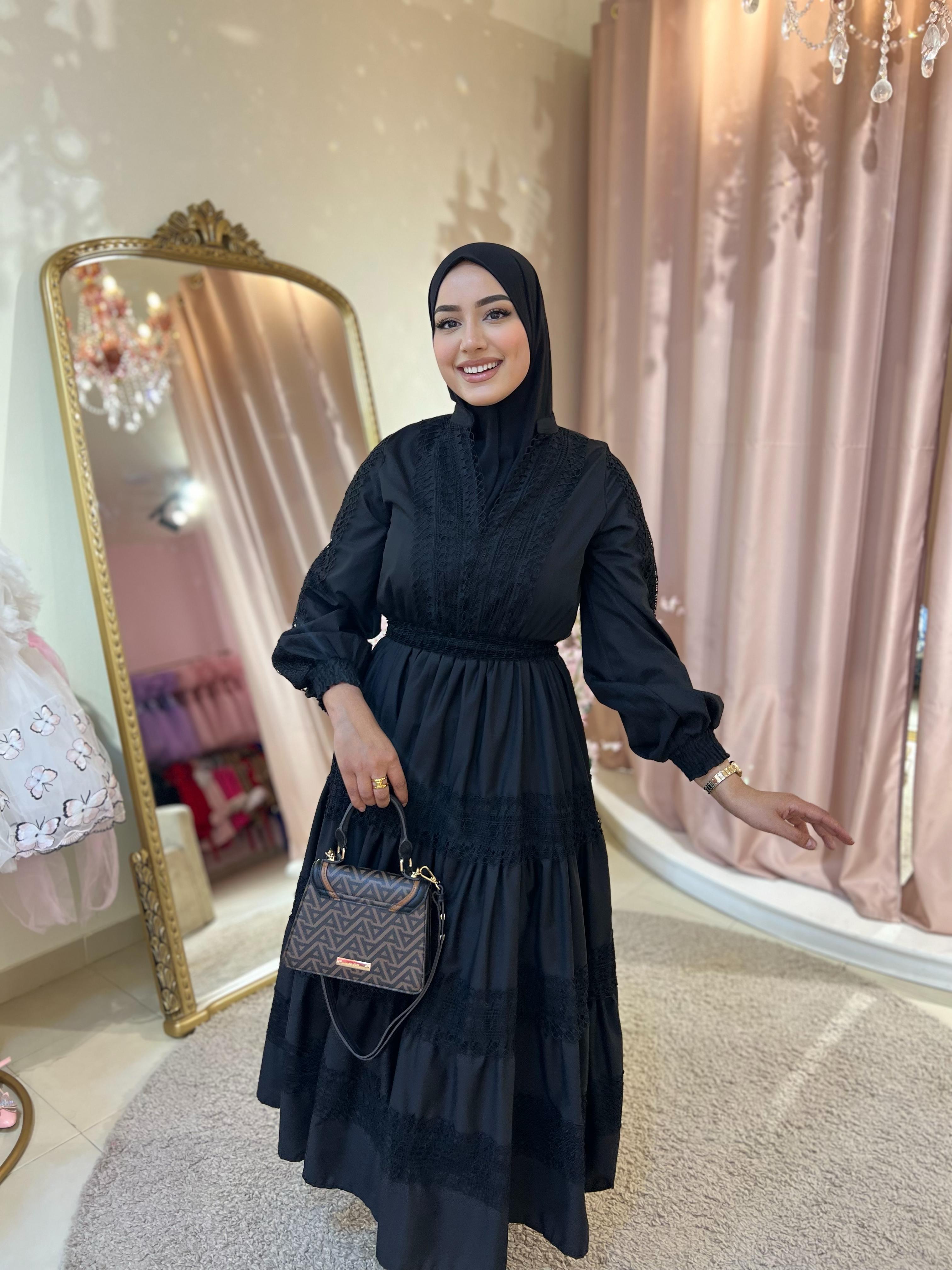 ​فستان زيمرمان الأسود  جاذبية لا تُقاوم وأناقة لا تُضاهى