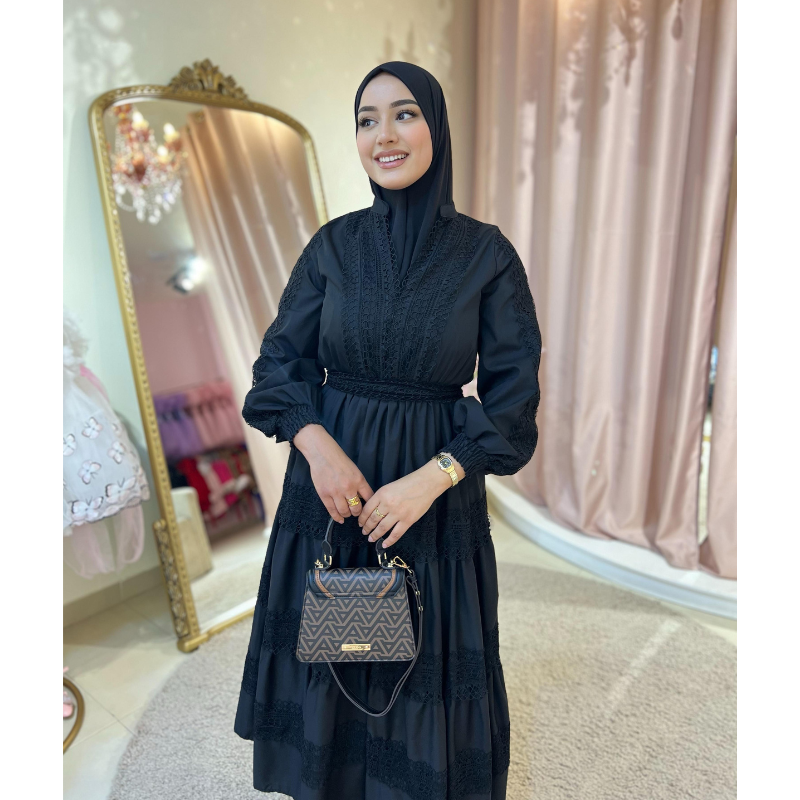 ​فستان زيمرمان الأسود  جاذبية لا تُقاوم وأناقة لا تُضاهى