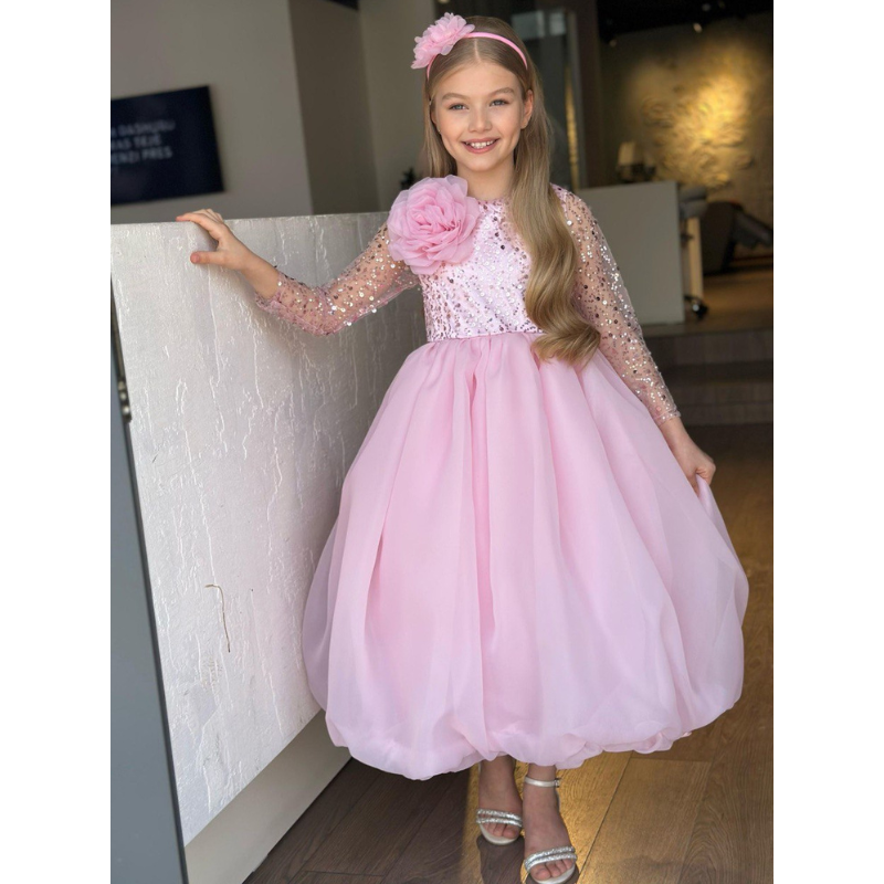 "فستان وردي ملكي لامع مع بوندو للشعر لبنوتتك.. لوك الأميرات!" 👑🌸