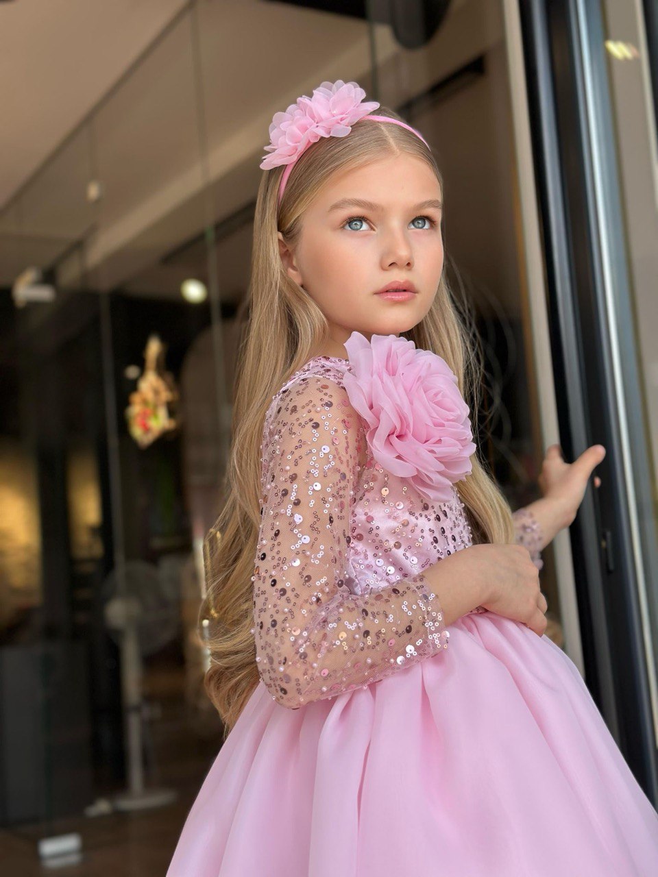 "فستان وردي ملكي لامع مع بوندو للشعر لبنوتتك.. لوك الأميرات!" 👑🌸