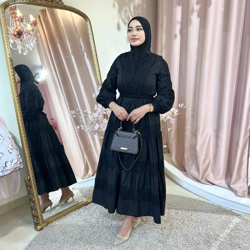 ​فستان زيمرمان الأسود  جاذبية لا تُقاوم وأناقة لا تُضاهى