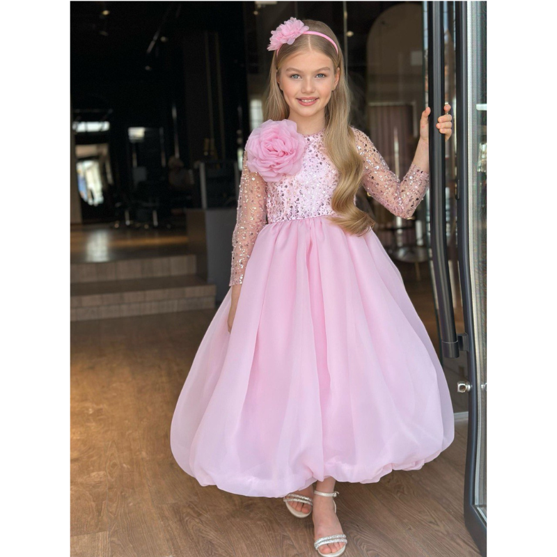 "فستان وردي ملكي لامع مع بوندو للشعر لبنوتتك.. لوك الأميرات!" 👑🌸