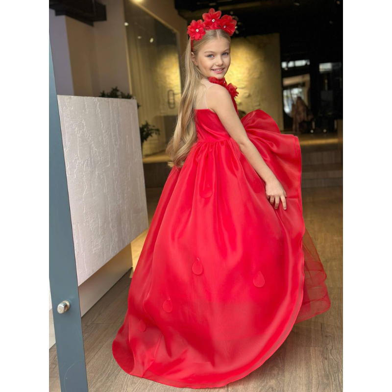 "فستان الوردة الحمراء مع بوندو للشعر.. السحر والجمال في إطلالة وحدة!" 🌹✨