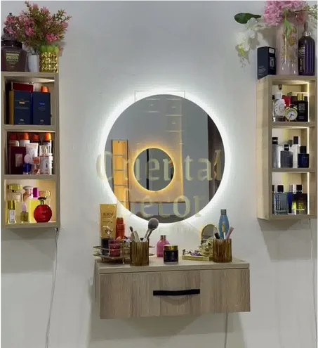 ديكور مرآة مع صندوق ورفّين على الجانبين