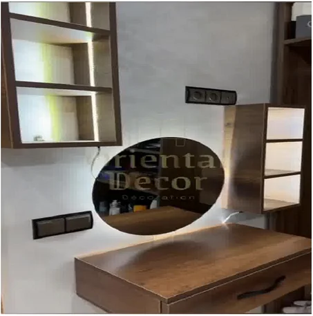 ديكور مرآة مع صندوق ورفّين على مستويين مختلفين