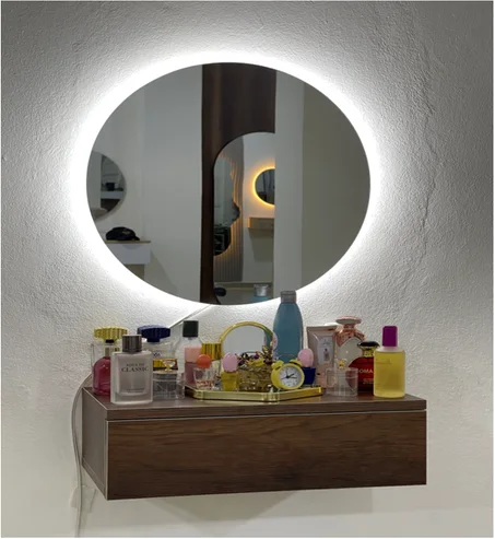 ديكور مرآة كلاسيكية مع صندوق