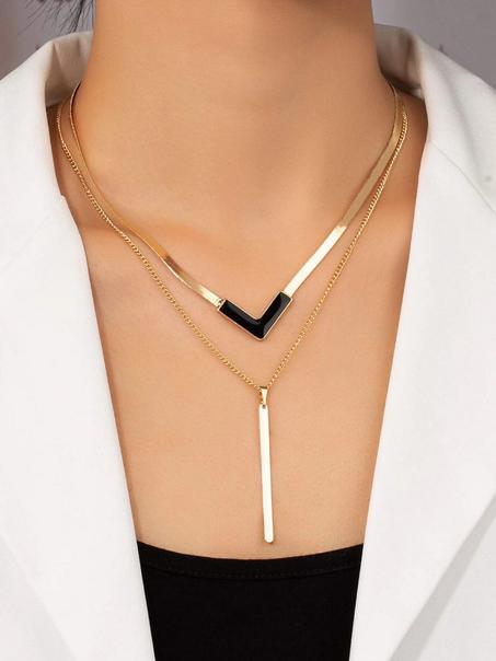 Collier à détail géométrique