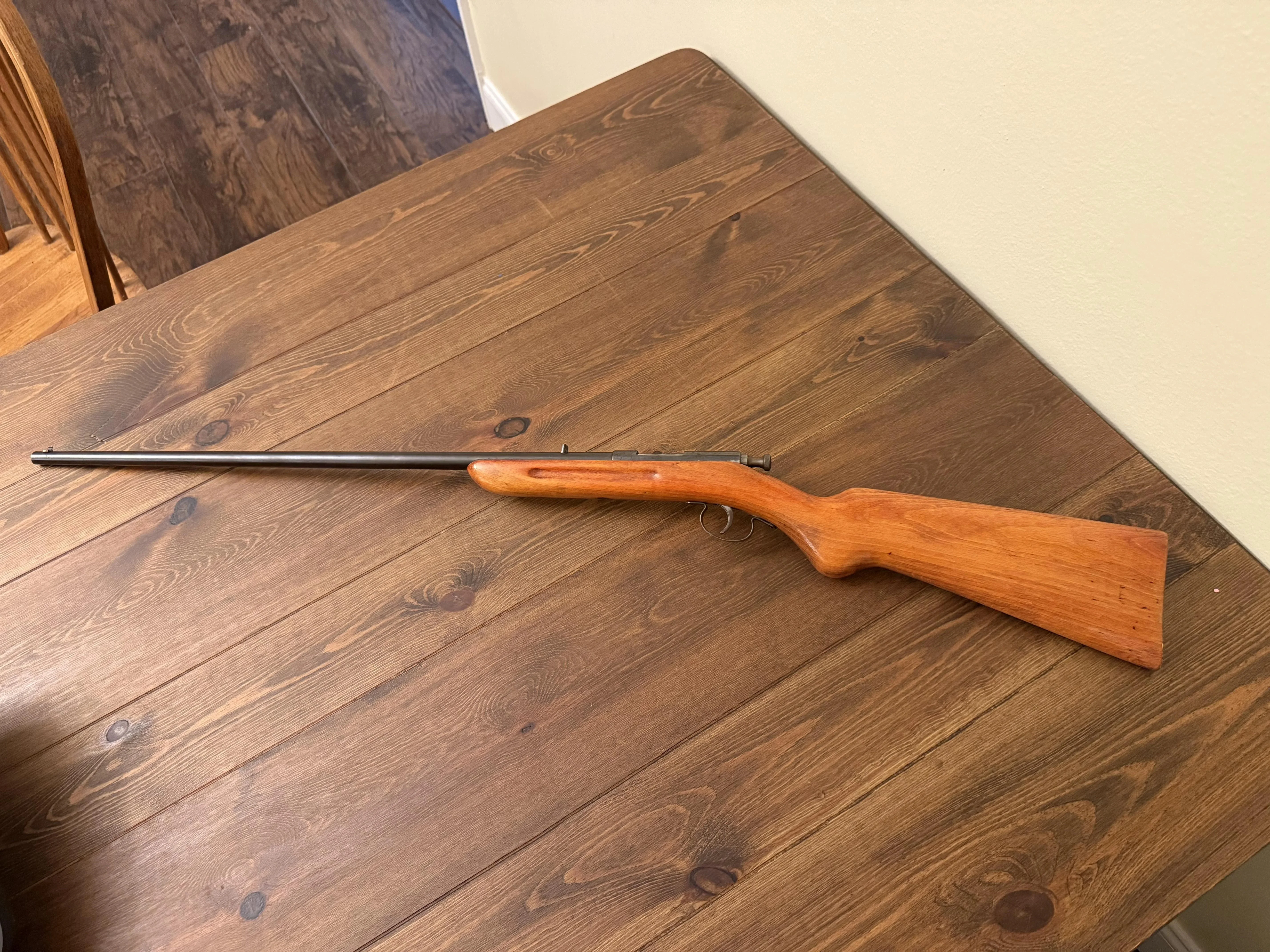 Rifle LED décoratif de 120 cm — design épuré et finition premium.