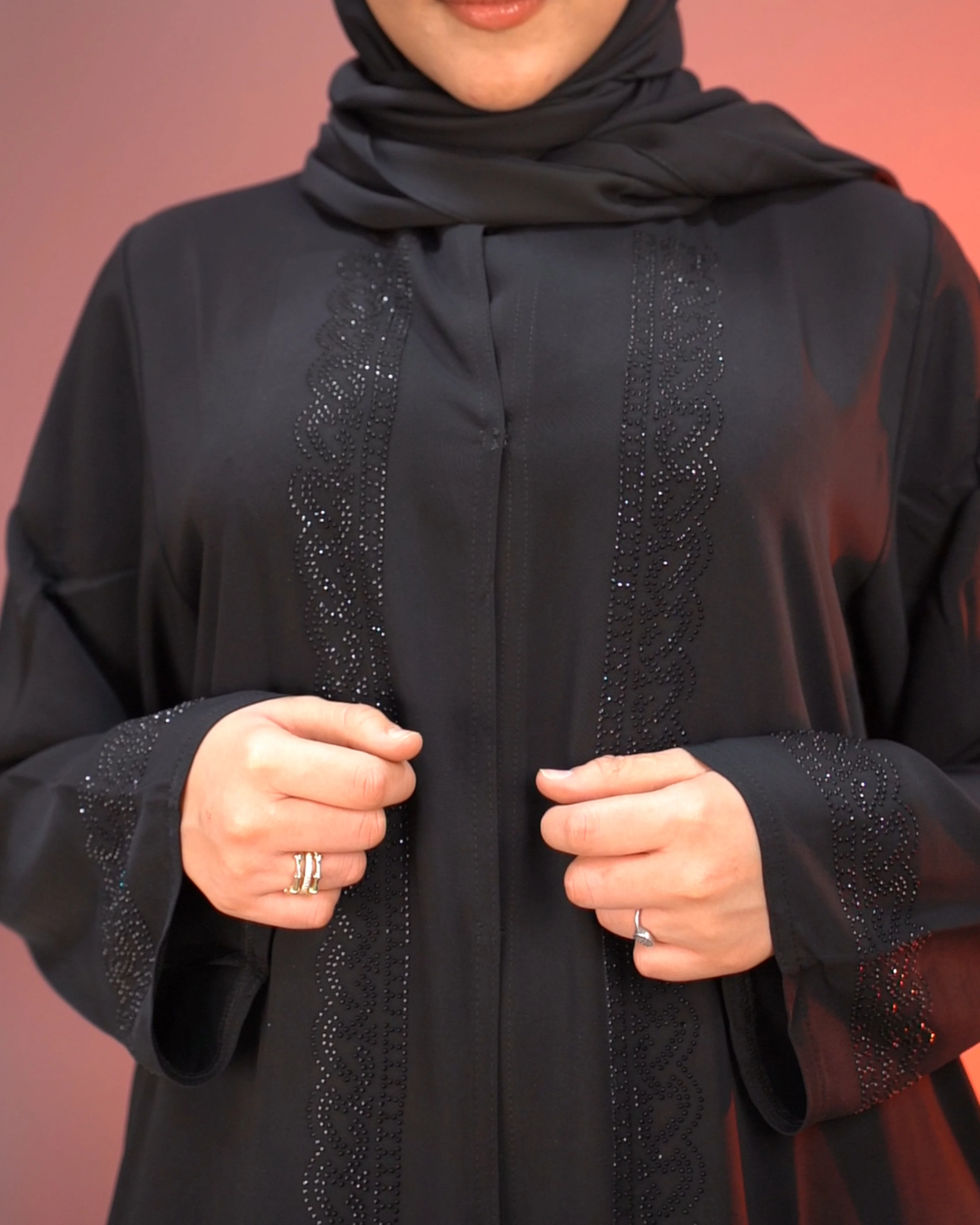 عباية إماراتية أنيقة مع فولار