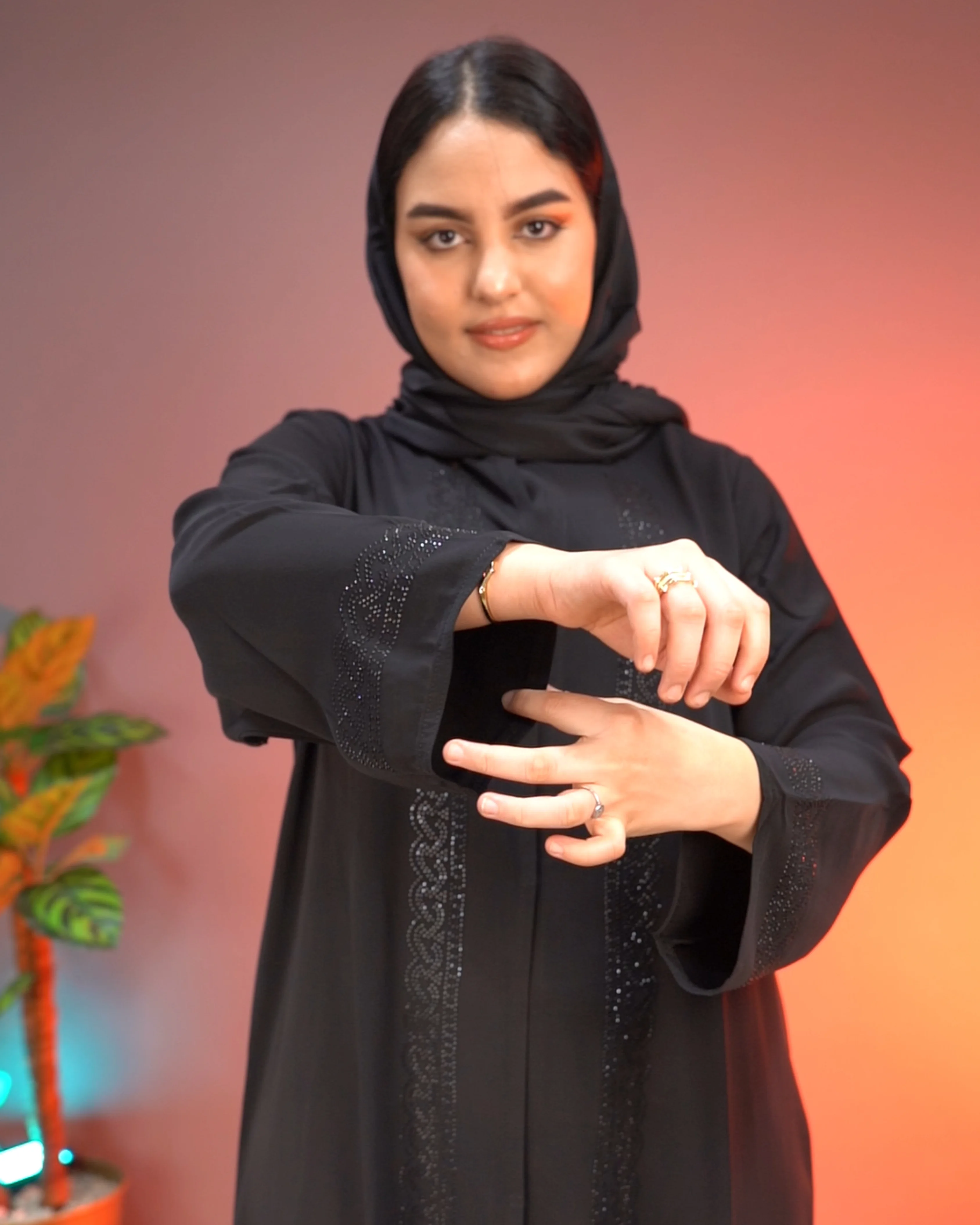 عباية إماراتية أنيقة مع فولار