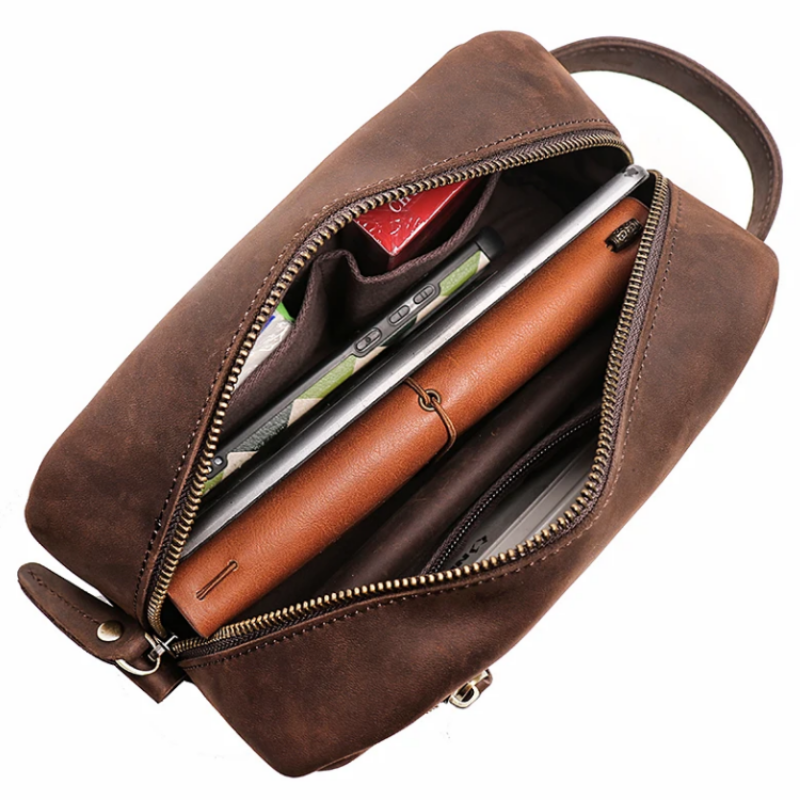 Trousse en Cuir – Élégance en Voyage