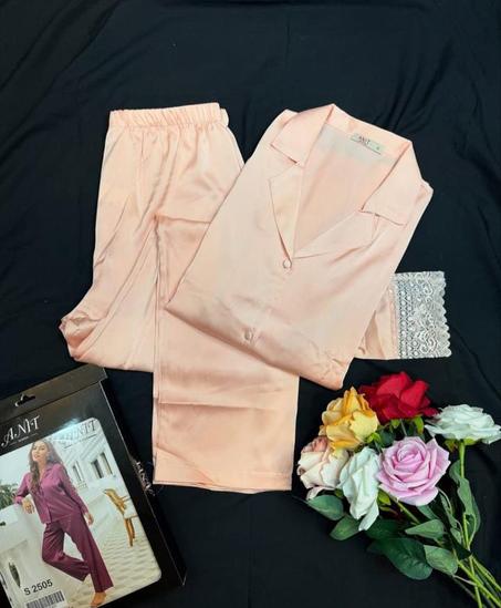 طقم حريري مريح وناعم مكون من قطعتين