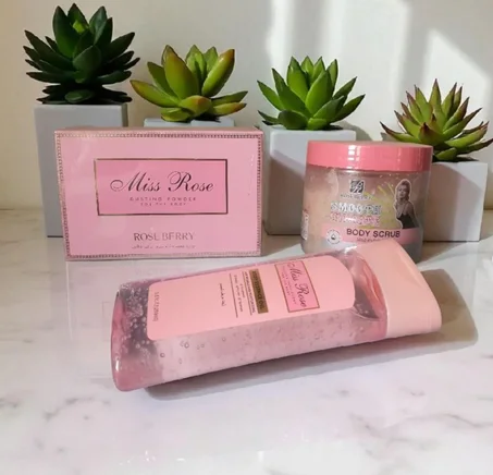 ثلاثي لا يقاوم: مقشر ناعم، بودرة رقيقة وزيت مرطب لبشرة ناعمة، معطرة ومشرقة بالأنوثة