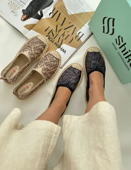 Ballerine avec un motif géométrique et une semelle en corde tressé